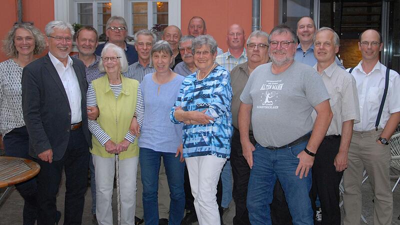 Die Vorsitzende des TSV Iphofen, Martina Bernhardt (links) ehrte viele Personen f&uuml;r jahrzehntelange Vereinstreue.