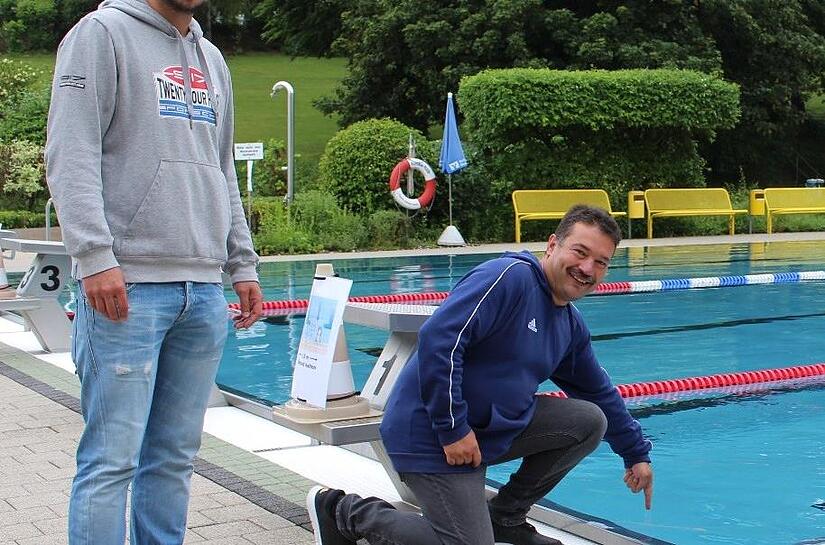 Inzwischen viel zu kalt ist das Wasser im Kuno Mare, stellen die beiden Bademeister fest.