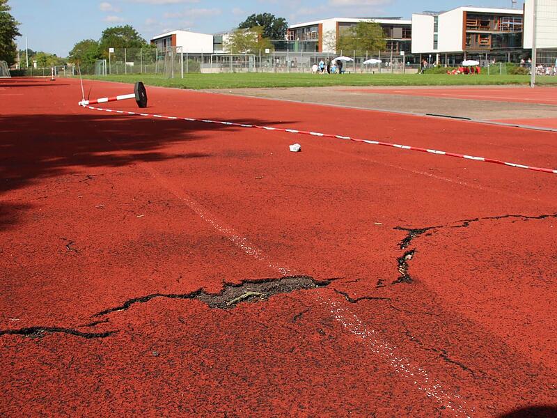 Die 100-Meter-Bahn auf der Freisportanlage zwischen Real- und Anton-W&ouml;lker-Schule hat f&uuml;r die L&auml;ufer gef&auml;hrliche Risse und Hebungen. Andreas Dorsch