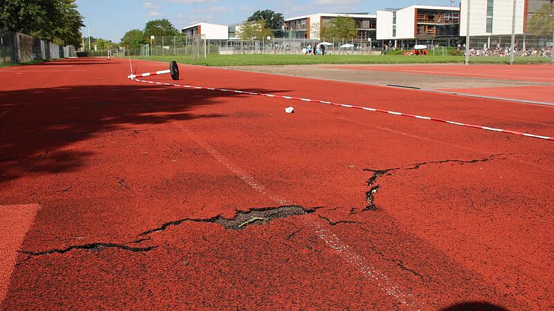 Die 100-Meter-Bahn auf der Freisportanlage zwischen Real- und Anton-Wölker-Schule hat für die Läufer gefährliche Risse und Hebungen. Andreas Dorsch Die 100-Meter-Bahn auf der Freisportanlage zwischen Real- und Anton-Wölker-Schule hat für die Läufer gefährliche Risse und Hebungen. Andreas Dorsch