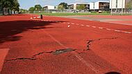 Die 100-Meter-Bahn auf der Freisportanlage zwischen Real- und Anton-Wölker-Schule hat für die Läufer gefährliche Risse und Hebungen. Andreas Dorsch Die 100-Meter-Bahn auf der Freisportanlage zwischen Real- und Anton-Wölker-Schule hat für die Läufer gefährliche Risse und Hebungen. Andreas Dorsch