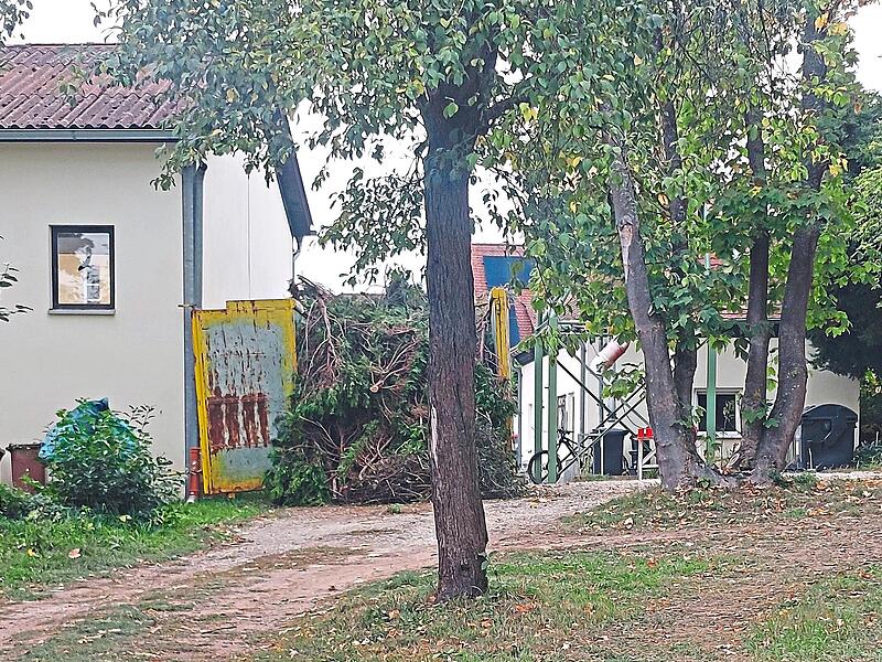 Zwischen dem Rathaus und dem Friedhof soll das Feuerwehrgeb&auml;ude in Aurachtal entstehen.