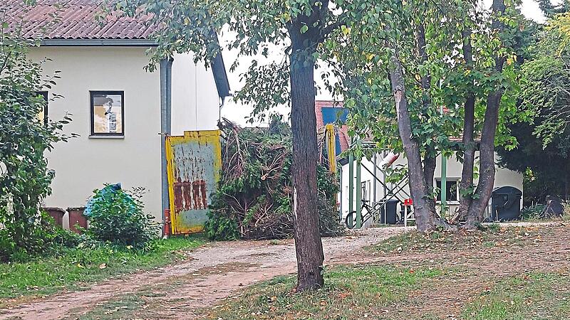 Zwischen dem Rathaus und dem Friedhof soll das Feuerwehrgeb&auml;ude in Aurachtal entstehen.