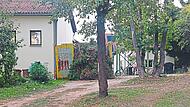 Zwischen dem Rathaus und dem Friedhof soll das Feuerwehrgeb&auml;ude in Aurachtal entstehen.