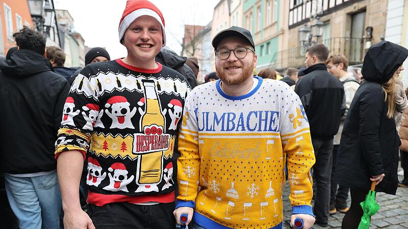 Die bestangezogensten M&auml;nner beim Heiligen Fr&uuml;hschoppen sind Wolfram Zrenner und Yannic Weisflog: Beide kamen mit Bier-Weihnachts-Pullis.