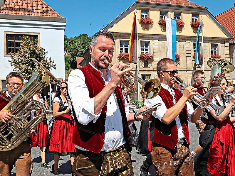 Schon seit 1902 gibt es den Musikverein Kasendorf. Während des Festzuges erfreuten die Kasendorfer Musikanten mit Musik.Sonny Adam Schon seit 1902 gibt es den Musikverein Kasendorf. Während des Festzuges erfreuten die Kasendorfer Musikanten mit Musik.Sonny Adam