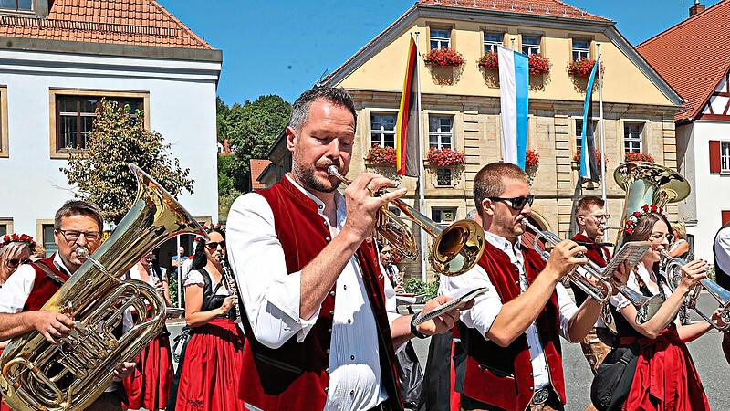 Schon seit 1902 gibt es den Musikverein Kasendorf. W&auml;hrend des Festzuges erfreuten die Kasendorfer Musikanten mit Musik.Sonny Adam