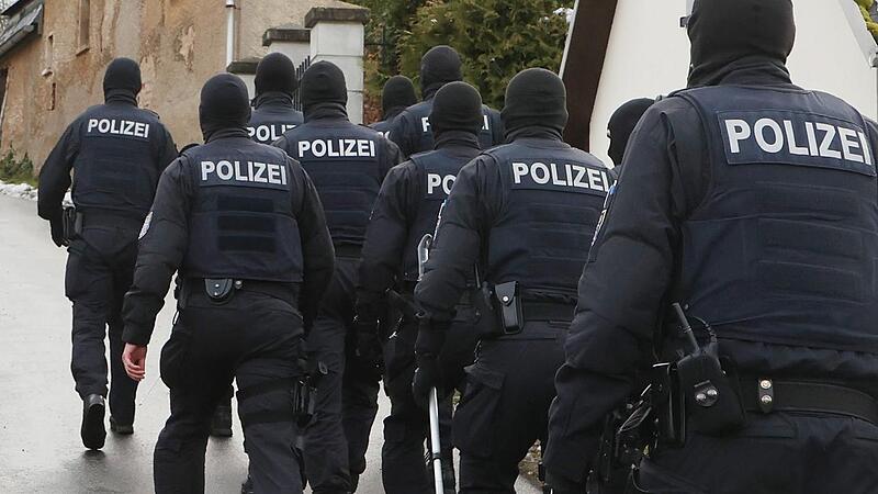 Wie hier in Th&uuml;ringen sind am Mittwochmorgen auch im Landkreis Forchheim zahlreiche Beamten der Polizei im Einsatz gewesen. Sie haben mehrere Geb&auml;ude durchsucht und mit Thomas M. einen aus dem F&uuml;hrungsstab der als extremistisch eingestuften Reichs...Forchheim & Fr&auml;nkische Schweiz