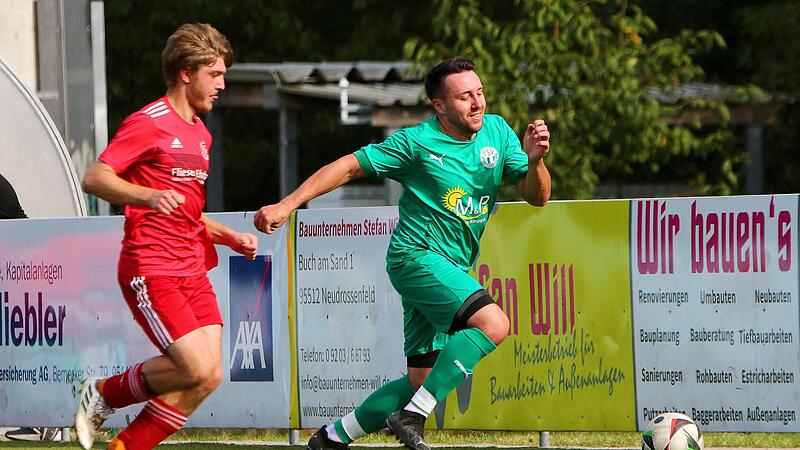 Der Neudrossenfelder Sebastian Ro&szlig; (rechts) versucht den Ball vor dem Seitenaus zu retten. Die Szene verfolgt der Kirchenlaibacher Ben Preissinger.