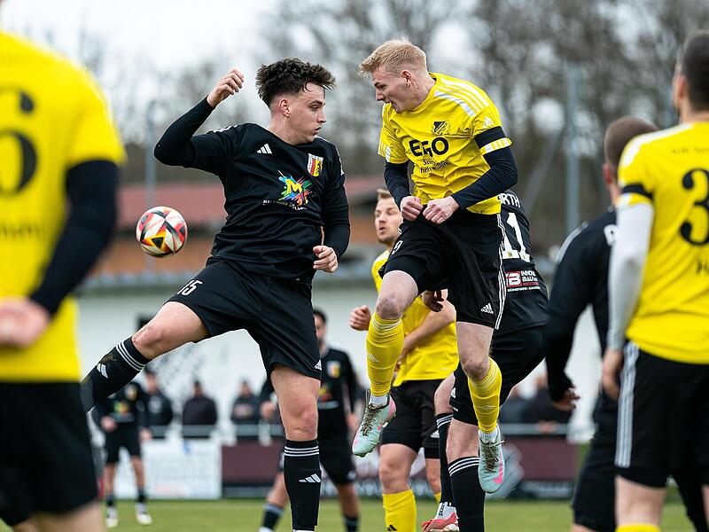 Der Forther Lukas Fett geht mit Effeltrichs Johannes G&ouml;tz ins Kopfballduell.Forchheim & Fr&auml;nkische Schweiz