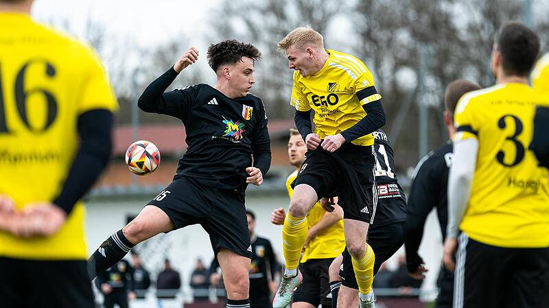 Der Forther Lukas Fett geht mit Effeltrichs Johannes G&ouml;tz ins Kopfballduell.Forchheim & Fr&auml;nkische Schweiz