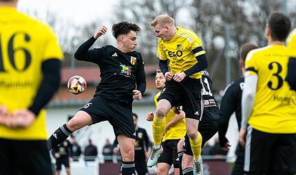 Der Forther Lukas Fett geht mit Effeltrichs Johannes G&ouml;tz ins Kopfballduell.Forchheim & Fr&auml;nkische Schweiz