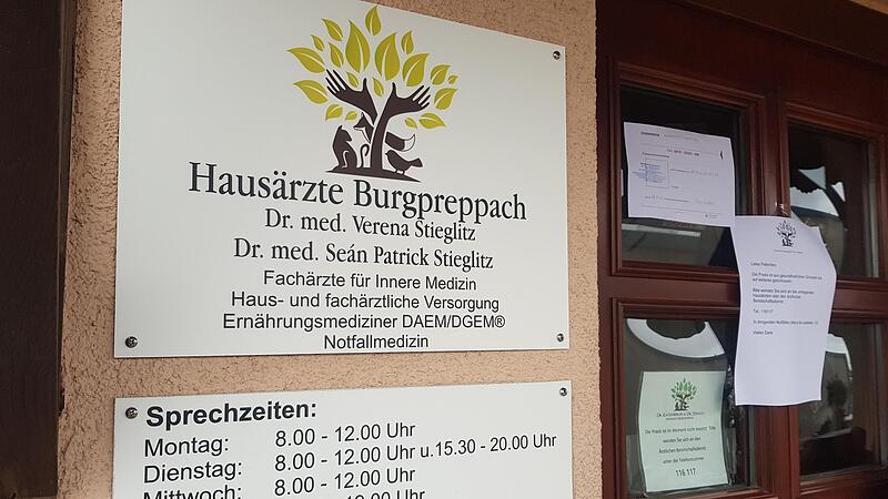 An der Eingangstür weisen Schilder darauf hin. Die Hausarztpraxis sei „aus gesundheitlichen Gründen bis auf Weiteres“ geschlossen. An der Eingangstür weisen Schilder darauf hin. Die Hausarztpraxis sei „aus gesundheitlichen Gründen bis auf Weiteres“ geschlossen.