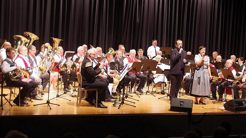 Duett Holger M&uuml;ck und Sandra Spindler (mit den Kreissenioren).