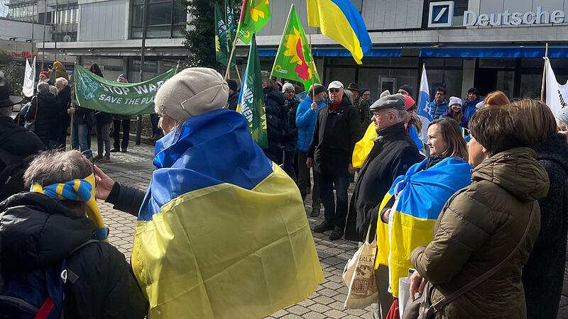 Die Demonstranten in Erlangen sprachen sich Gro&szlig;teils f&uuml;r Waffenlieferungen an die Ukraine aus.