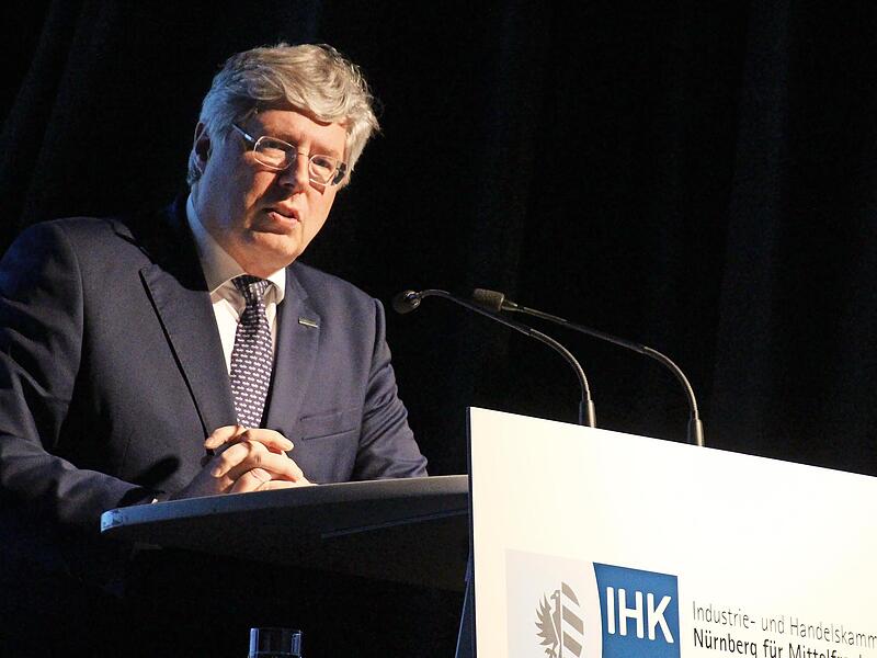 Georg Schaeffler schilderte in Höchstadt die Situation seiner Firmengruppe und warf einen kritischen Blick auf Deutschland und die Welt. Georg Schaeffler bei der IHK in Höchstadt im Oktober 1015. Das Vermögen des Hauptgesellschafters und Unternehmenserben wird auf 19.2 Milliarden US-Dollar geschätzt.