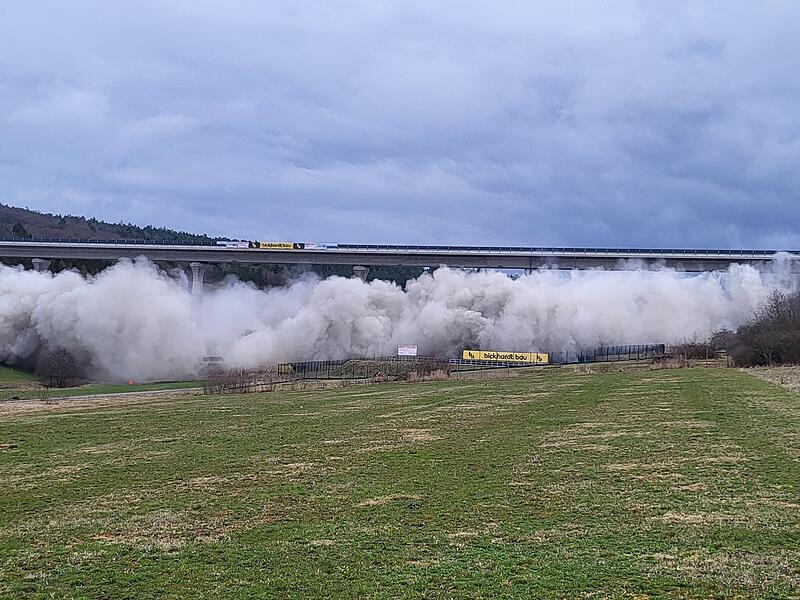 Die Sprengung der Thalaubachtalbr&uuml;cke bei Eichenzell