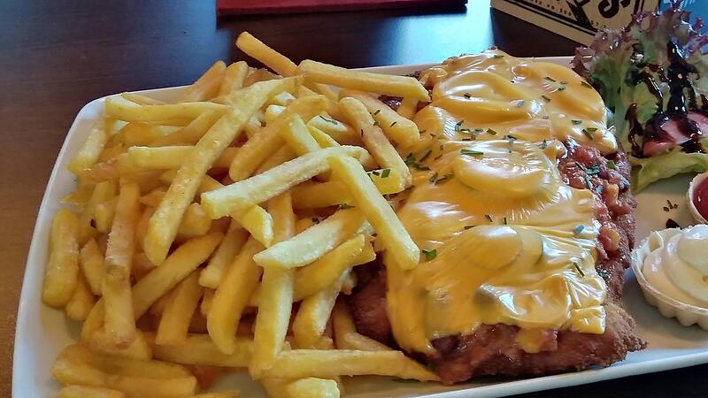 So liebt das der Franke. Ein schönes Schnitzel, überbacken, dazu Pommes oder noch besser Kartoffelsalat.