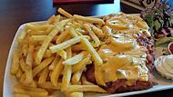 So liebt das der Franke. Ein schönes Schnitzel, überbacken, dazu Pommes oder noch besser Kartoffelsalat.