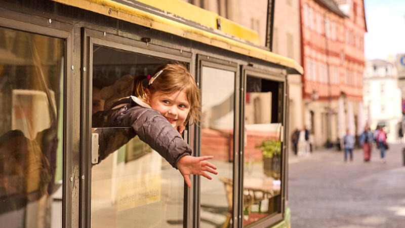 Coburg Digitalkampagne Tourismus Mit solchen Fotos hat Coburg bundesweit im Internet geworben, um Familien für einen Besuch zu begeistern. Kind winkt aus der Bimmelbahn.