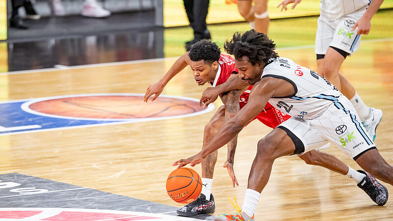 Ronaldo Segu (links) und Johnathan Stove streiten um den Ball.