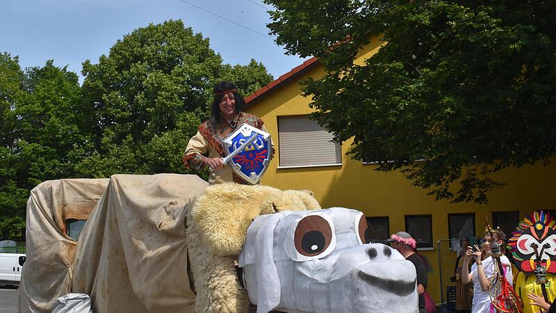 B&uuml;rgermeister Rainer Morper schwebt als Krieger Antr&eacute;ju auf dem Drachen Fuchur ein.
