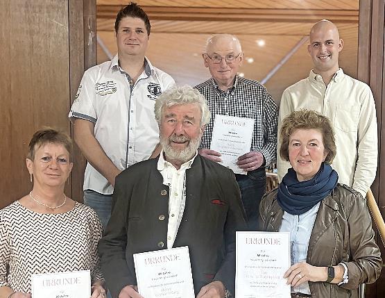 Das Foto zeigt Markus Haas (hinten links) und Simon Görke (hinten rechts) mit den Geehrten Siegfried Koberstein, Edeltrud Brustmann, Gerhard Karg und Claudia Wagenpfahl.
