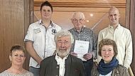 Das Foto zeigt Markus Haas (hinten links) und Simon Görke (hinten rechts) mit den Geehrten Siegfried Koberstein, Edeltrud Brustmann, Gerhard Karg und Claudia Wagenpfahl.