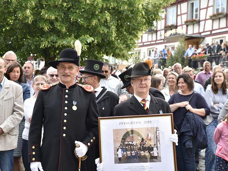 Alfred Walk ist 25 Jahre im Bürgerwehrkommando und erhielt dafür das große Kommandobild.