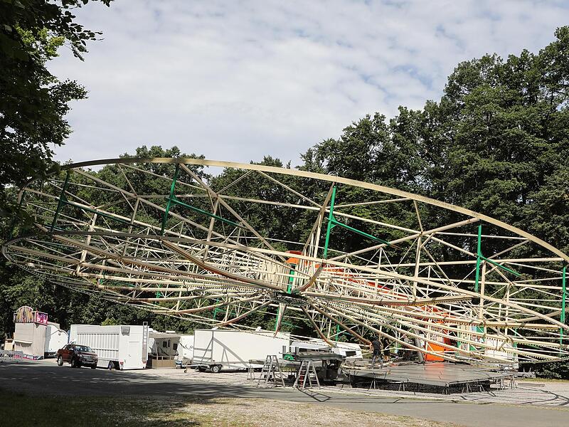 Gerade so passt das Riesenrad im Liegen auf den Oberen Festplatz im Forchheimer Kellerwald.Forchheim & Fr&auml;nkische Schweiz