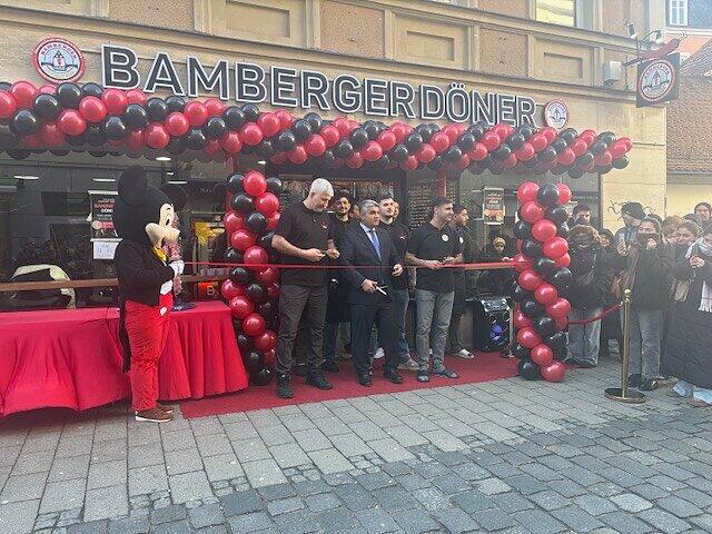 Gegen 12 Uhr Mittags wurde zur Er&ouml;ffnung der zweiten Filiale vom Bamberger D&ouml;ner ein rotes Band durchgeschnitten.