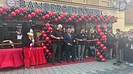 Gegen 12 Uhr Mittags wurde zur Er&ouml;ffnung der zweiten Filiale vom Bamberger D&ouml;ner ein rotes Band durchgeschnitten.