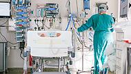 Eine Intensivpflegerin versorgt auf der Intensivstation einen an Covid-19 erkrankten Patienten.Forchheim & Fränkische Schweiz