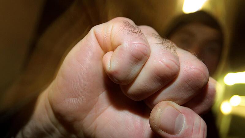 Hat der angeklagte mit der Faust zugeschlagen?