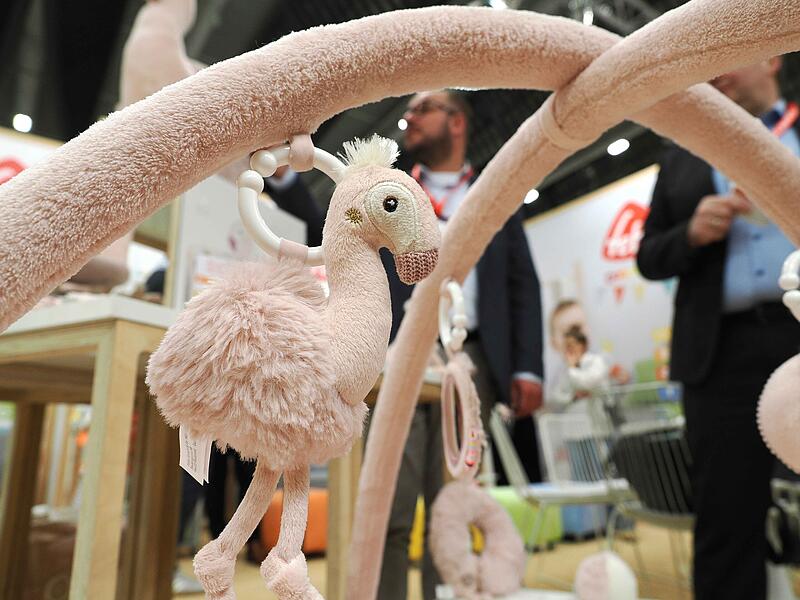 Dem Flamingo hat der Pl&uuml;schtierhersteller Fehn den Namen Pink gegeben.