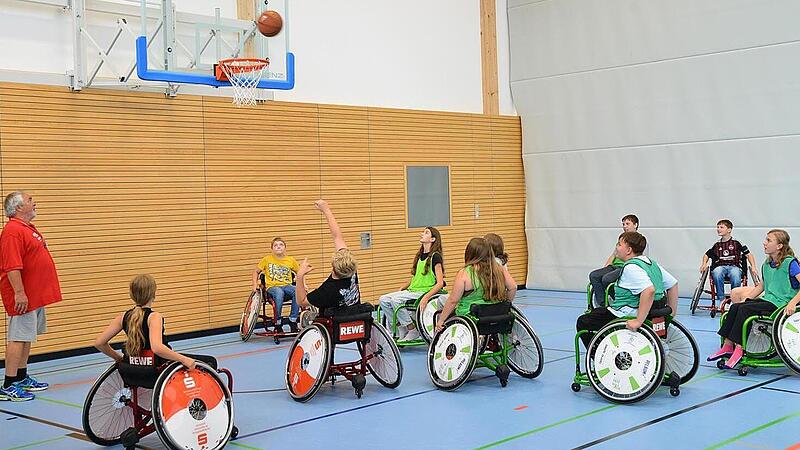 Landesfachwart Günther Vogel war für die Übungen zuständig, die in einem Basketballspiel „Fünf gegen fünf“ endeten.