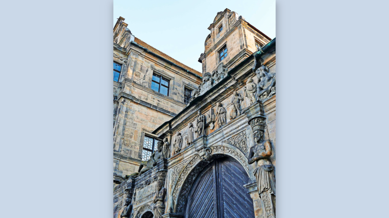 Die Alte Hofhaltung selbst &ndash; hier die Sch&ouml;ne Pforte &ndash; ist in der Ausstellung das wichtigste Exponat.