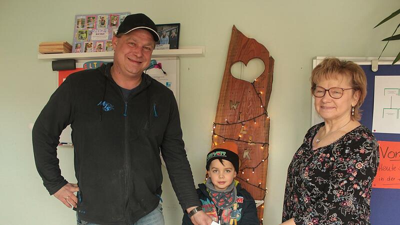 Lydia Heilmann, Leiterin des Kindergartens Leutenbach, überreichte  Matthias Meixner eine Spende von 300 Euro. Mit dabei sein Sohn Noah.Forchheim & Fränkische Schweiz