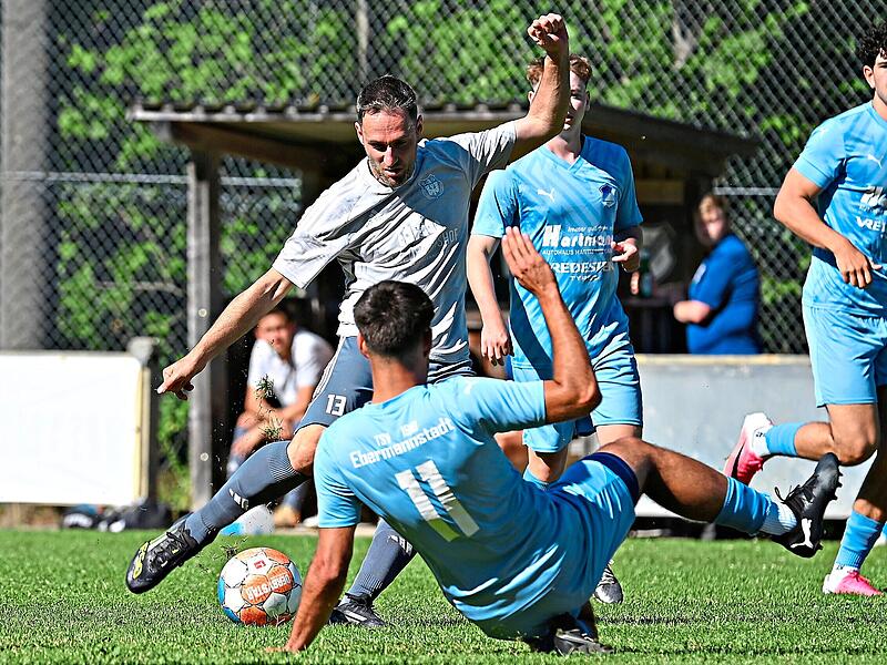 Das Turnier in Geschwand: Oliver Seybold (li., Spielertrainer SG Geschwand/Wolfsberg) im Zweikampf mit Julian Hofmann vom TSV Ebermannstadt.Sportfoto Zink Das Turnier in Geschwand: Oliver Seybold (li., Spielertrainer SG Geschwand/Wolfsberg) im Zweikampf mit Julian Hofmann vom TSV Ebermannstadt.Sportfoto Zink