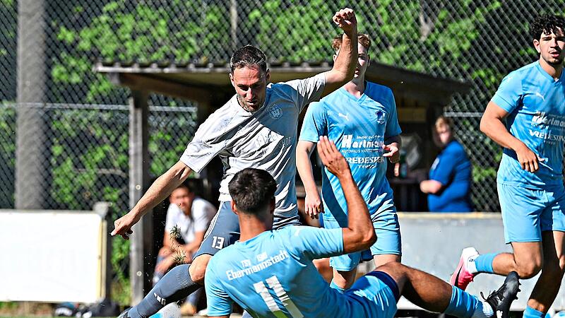 Das Turnier in Geschwand: Oliver Seybold (li., Spielertrainer SG Geschwand/Wolfsberg) im Zweikampf mit Julian Hofmann vom TSV Ebermannstadt.Sportfoto Zink Das Turnier in Geschwand: Oliver Seybold (li., Spielertrainer SG Geschwand/Wolfsberg) im Zweikampf mit Julian Hofmann vom TSV Ebermannstadt.Sportfoto Zink