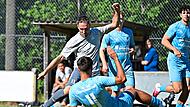 Das Turnier in Geschwand: Oliver Seybold (li., Spielertrainer SG Geschwand/Wolfsberg) im Zweikampf mit Julian Hofmann vom TSV Ebermannstadt.Sportfoto Zink