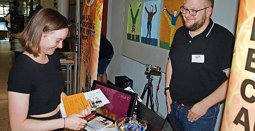 Die Messe brachte Unternehmen und Zehntkl&auml;ssler des Gymnasiums zusammen.