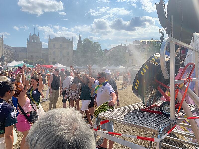 Herrliche Abk&uuml;hlung beim Samba-Festival - der Coburger Feuerwehr sei Dank