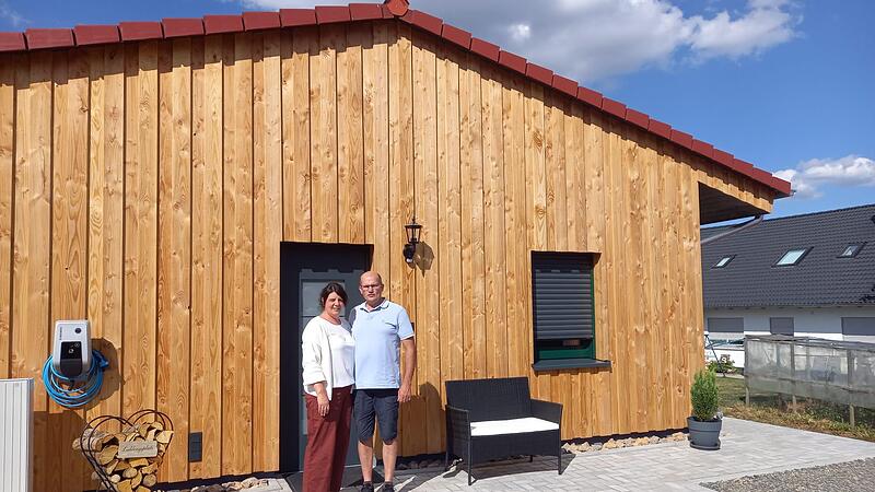 Silvia und Roland Wehner haben ihr &bdquo;Auszeithaus&ldquo; oben auf dem Dreistelzberg  entstehen lassen.