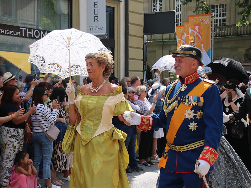 Biedermeierdamen &bdquo;Rondo Historica&ldquo;Das war der Rakoczy-Festzug 2024 in Bildern