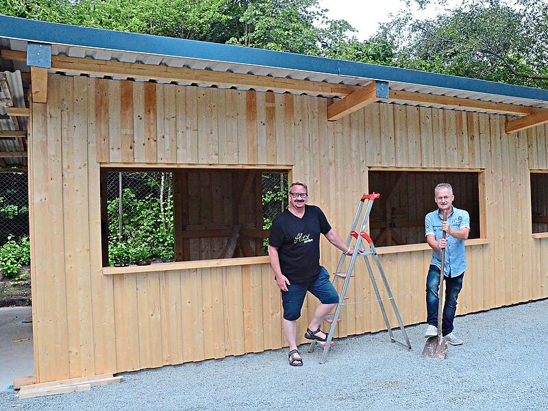 Die Vorstandsmitglieder Alexander Ludwig (links) und Thomas Morand freuen sich &uuml;ber den neuen Gartenbau-Stadl des Gartenbauvereins Stockheim und laden zum Gartenfest ein. Karl-Heinz Hofmann