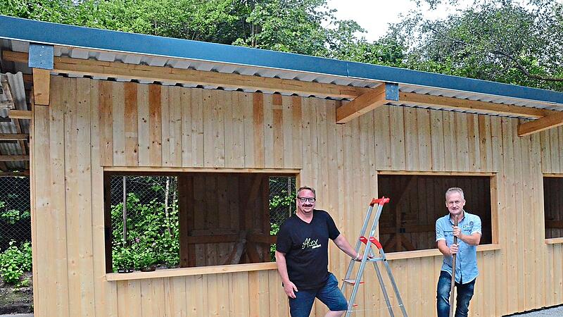 Die Vorstandsmitglieder Alexander Ludwig (links) und Thomas Morand freuen sich über den neuen Gartenbau-Stadl des Gartenbauvereins Stockheim und laden zum Gartenfest ein. Karl-Heinz Hofmann Die Vorstandsmitglieder Alexander Ludwig (links) und Thomas Morand freuen sich über den neuen Gartenbau-Stadl des Gartenbauvereins Stockheim und laden zum Gartenfest ein. Karl-Heinz Hofmann