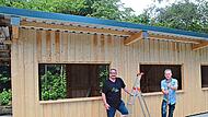 Die Vorstandsmitglieder Alexander Ludwig (links) und Thomas Morand freuen sich &uuml;ber den neuen Gartenbau-Stadl des Gartenbauvereins Stockheim und laden zum Gartenfest ein. Karl-Heinz Hofmann