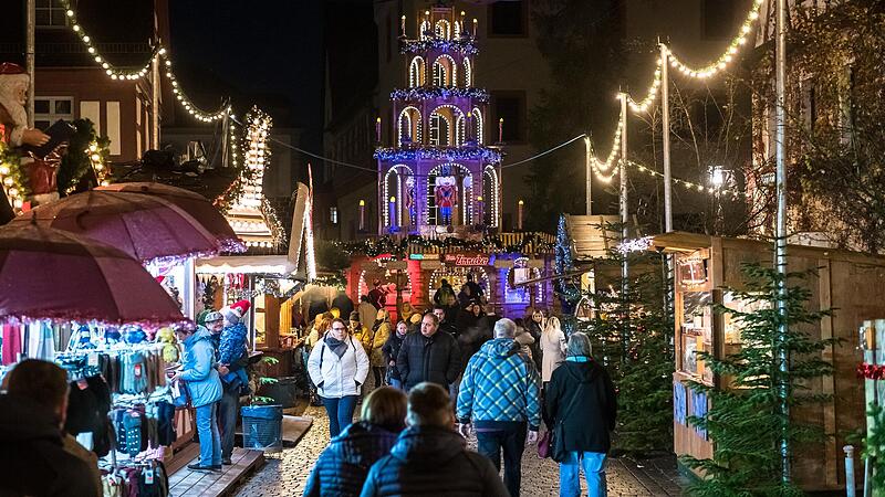 Glühwein im Lichtermeer und mehr: Forchheim genießt es, endlich wieder auf dem Weihnachtsmarkt zusammenzukommen. Vielleicht sogar abends noch länger als bisher?Forchheim & Fränkische Schweiz Glühwein im Lichtermeer und mehr: Forchheim genießt es, endlich wieder auf dem Weihnachtsmarkt zusammenzukommen. Vielleicht sogar abends noch länger als bisher?Forchheim & Fränkische Schweiz