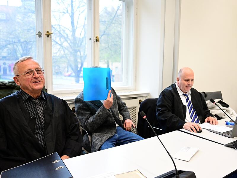 Rechtsanwalt Franz Xaver Wittl aus M&uuml;nchen und sein Kollege Michael Zahareas aus N&uuml;rnberg mit einem der Angeklagten